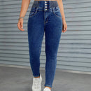 Jeans ajustados con boton