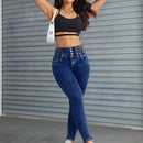 Jeans ajustados con boton