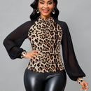 Lady Top con estampado de leopardo de malla en contraste de manga farol de cuello alto