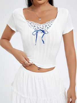 Qutie Camiseta De Manga Corta Blanca Con Encaje Y Parches Florales Para Mujer