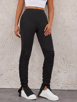 Pantalones ajustados con dobladillo con abertura alta y plisados de color liso para mujer