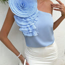Prive Camisa azul asimetrica sin mangas con pliegues y flor 3D en el cuello para mujer