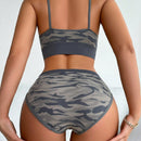 Conjunto De Lenceria Sin Costuras Con Estampado De Camuflaje Incluyendo Tanga