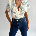 Prive Blusa Estampada De Porcelana Azul Y Blanca Con Mangas Acampanadas Y Cuello En V Profundo Con Lazo Para Mujeres, Perfecta Para Vacaciones