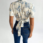 Prive Blusa Estampada De Porcelana Azul Y Blanca Con Mangas Acampanadas Y Cuello En V Profundo Con Lazo Para Mujeres, Perfecta Para Vacaciones