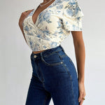 Prive Blusa Estampada De Porcelana Azul Y Blanca Con Mangas Acampanadas Y Cuello En V Profundo Con Lazo Para Mujeres, Perfecta Para Vacaciones