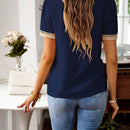Camisa Casual Con Cuello De Llave Y Encaje Solubles. Espalda Del Cuello Dividida