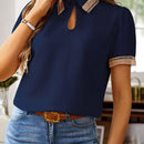 Camisa Casual Con Cuello De Llave Y Encaje Solubles. Espalda Del Cuello Dividida