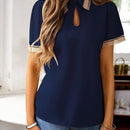 Camisa Casual Con Cuello De Llave Y Encaje Solubles. Espalda Del Cuello Dividida