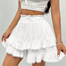 PETITE Shorts Blancos De Cintura Alta Con Cintura Estilo Bolsa De Papel, Detalle De Encaje Y Volantes Adecuados Para Verano