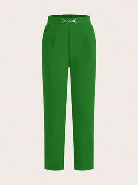 Prive Pantalon Casual Para Mujeres Con Bolsillo Inclinado Con Detalle De Cadena Y Pliegues En Un Corte Recto