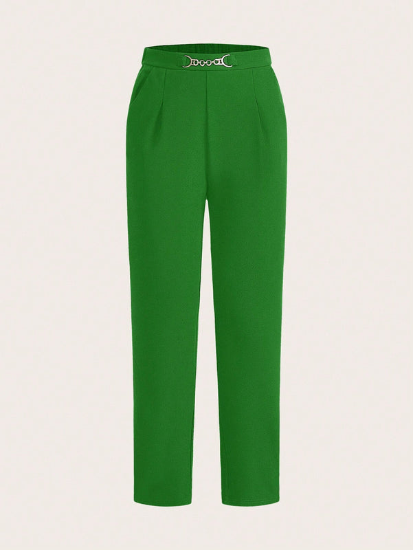 Prive Pantalon Casual Para Mujeres Con Bolsillo Inclinado Con Detalle De Cadena Y Pliegues En Un Corte Recto