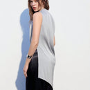 Maija Camisa larga sin mangas para mujer de color gris plateado solido con dobladillo asimetrico