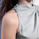 Maija Camisa larga sin mangas para mujer de color gris plateado solido con dobladillo asimetrico