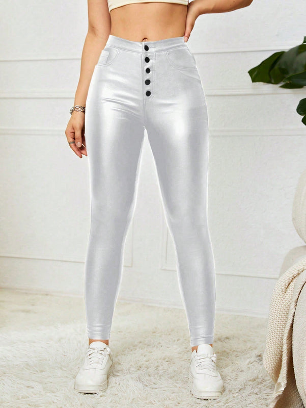 Essnce Pantalones ajustados de moda para mujer con detalles en metal y cierre frontal con boton