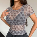 Dazy Designer Camisa de malla para mujer con manga corta completa y estampado completo