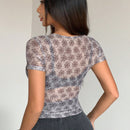 Dazy Designer Camisa de malla para mujer con manga corta completa y estampado completo