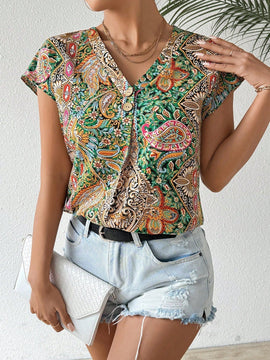 Essnce Blusa de manga murcielago con cuello en V y estampado all-over