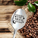 1pc Cuchara de Acero Inoxidable Grabada - "Te Amo Hasta La Luna y De Vuelta" - Regalo Romántico para San Valentín, Aniversarios, Cumpleaños, Navidad o Suministros para Fiestas - Perfecta para Café, Helado, Té y Postres - 7.5” Duradera y con Diseño Divert