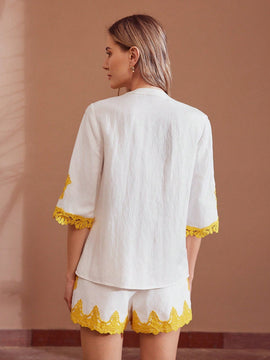 MOTF PREMIUM BLUSA DE MANGA CORTA CON MEDIA TAPETA DE BOTONES Y DETALLES DE ENCAJE EN CONTRASTE