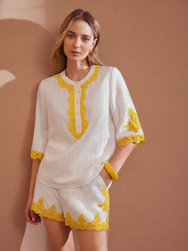 MOTF PREMIUM BLUSA DE MANGA CORTA CON MEDIA TAPETA DE BOTONES Y DETALLES DE ENCAJE EN CONTRASTE