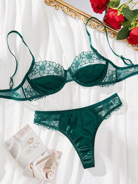 Conjunto de lenceria con encaje y junturas para mujeres atractivas y de moda