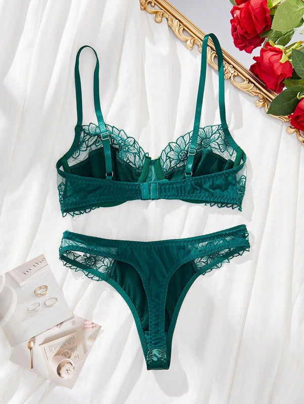 Conjunto de lenceria con encaje y junturas para mujeres atractivas y de moda