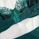 Conjunto de lenceria con encaje y junturas para mujeres atractivas y de moda