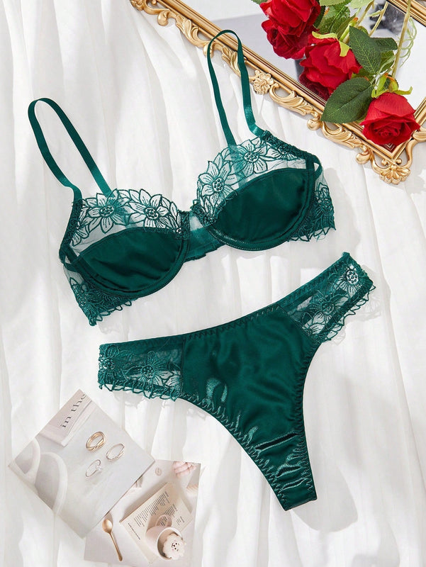 Conjunto de lenceria con encaje y junturas para mujeres atractivas y de moda