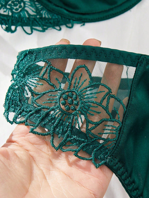 Conjunto de lenceria con encaje y junturas para mujeres atractivas y de moda