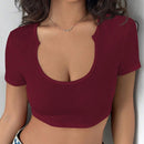 Camiseta corta ajustada de un solo color con escote en V