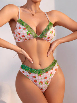 Conjunto De Ropa Interior Con Ribetes De Encaje Y Empalme Con Estampado De Fresas
