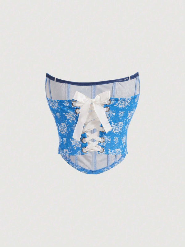 MOD Top corto con corte triangular en forma de banda tejida con patron floral impreso en blanco y azul que moldea la cintura