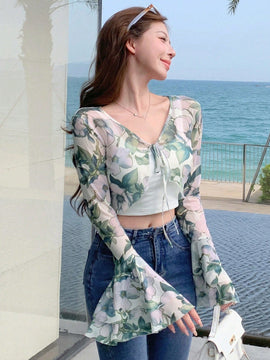 Dazy Designer Camisa corta de mujer estilo vacacional con estampado floral, mangas acampanadas y detalle de lazo