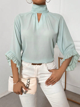 Camisa casual de verano para damas con escote en forma de ojo de cerradura y dobladillo con volantes