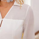 Camisa de mujer de manga larga con escote en V, cintura fruncida, dobladillo dividido y paneles transparentes de moda