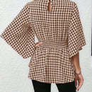 Clasi Camisa de cuadros para mujer con cuello alto y mangas acampanadas con lazo en la cintura, para la temporada primavera/verano con estilo peplum
