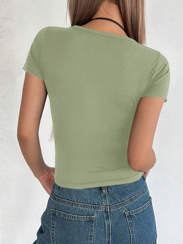 Top corto con mangas cortas ajustadas, cuello redondo grande y mitad de apertura en la placa para mujeres
