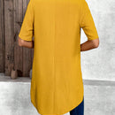 Camisa amarilla larga asimetrica para el verano con superposicion y decoracion de botones teturizados en el borde inferior
