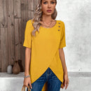 Camisa amarilla larga asimetrica para el verano con superposicion y decoracion de botones teturizados en el borde inferior