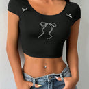 Qutie Camiseta de manga corta para mujer con adornos de pedreria y cuello redondo
