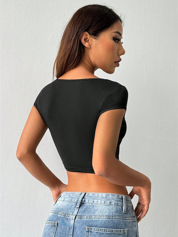 Qutie Camiseta de manga corta para mujer con adornos de pedreria y cuello redondo