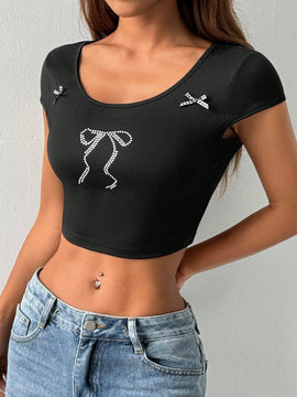 Qutie Camiseta de manga corta para mujer con adornos de pedreria y cuello redondo