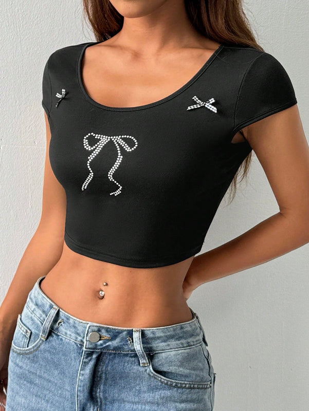 Qutie Camiseta de manga corta para mujer con adornos de pedreria y cuello redondo