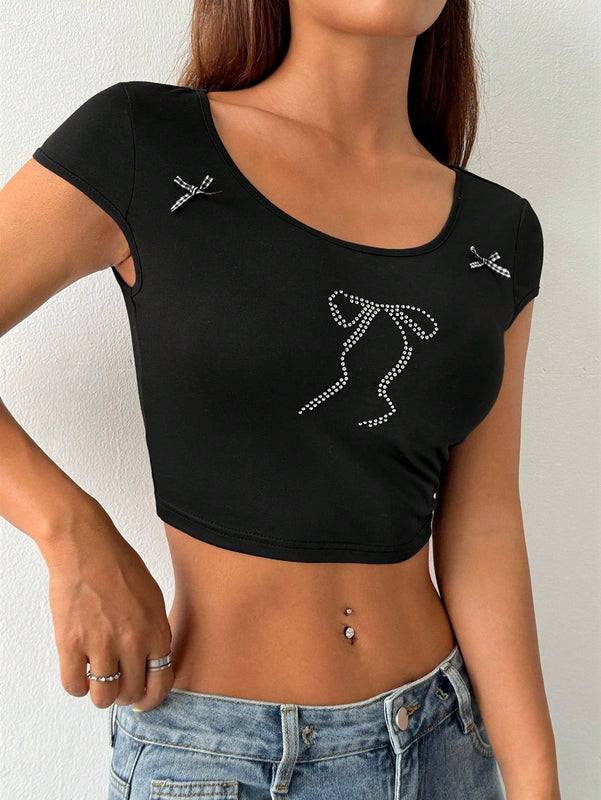 Qutie Camiseta de manga corta para mujer con adornos de pedreria y cuello redondo