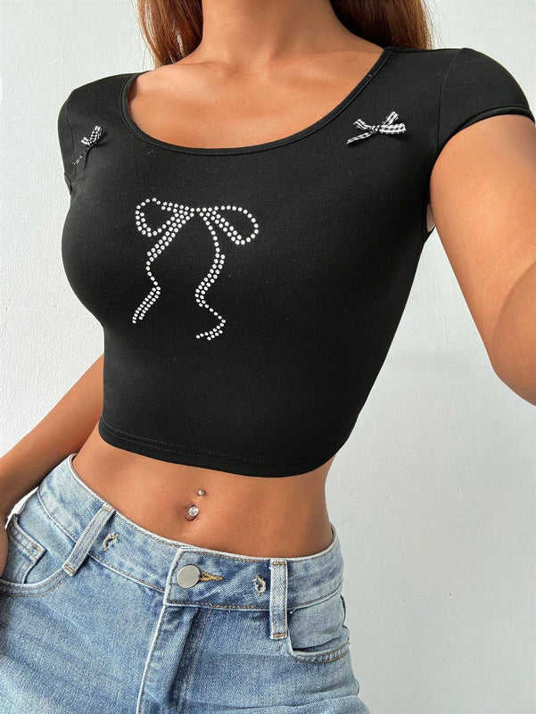 Qutie Camiseta de manga corta para mujer con adornos de pedreria y cuello redondo