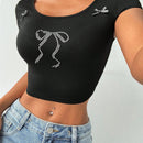 Qutie Camiseta de manga corta para mujer con adornos de pedreria y cuello redondo