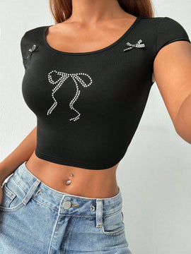 Qutie Camiseta de manga corta para mujer con adornos de pedreria y cuello redondo