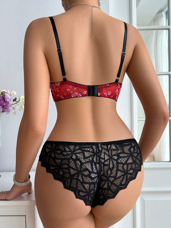 Conjunto de lenceria para mujeres con encaje floral de color contrastante y aros de moda