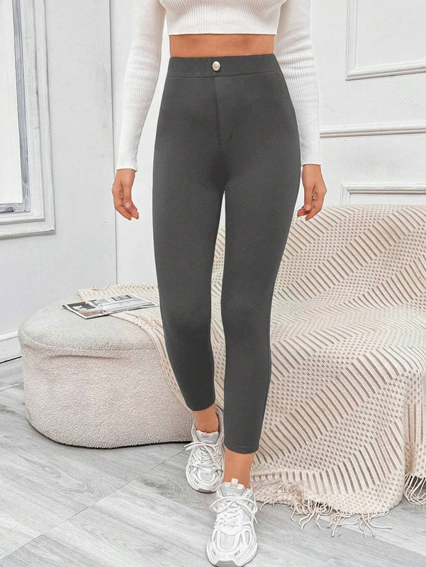 EZwear Pantalones negros ajustados con detalle de botones, bolsillos parchados